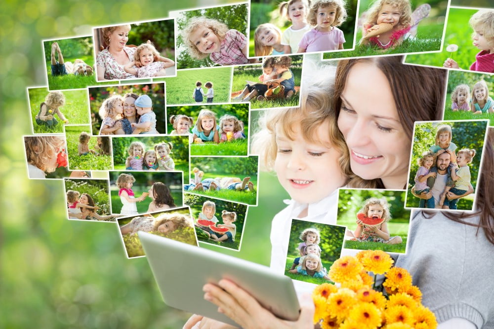 Mor og barn der kigger på billeder på en tablet
